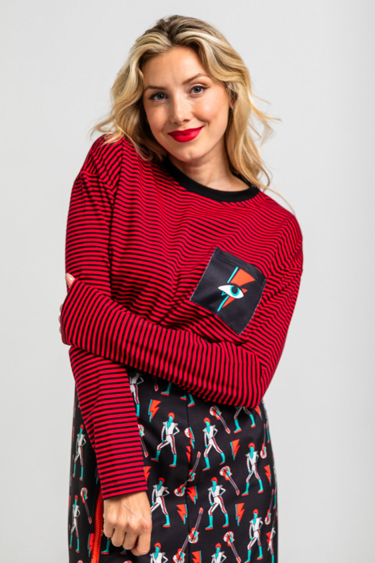 CAMISETA OVERSIZE DE RAYA ROJA Y NEGRA LOLINA