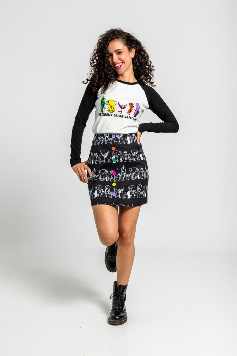 CAMISETA RANGLAN BLANCA Y NEGRA CON ILUSTRACIONES DE COLORES LOLINA