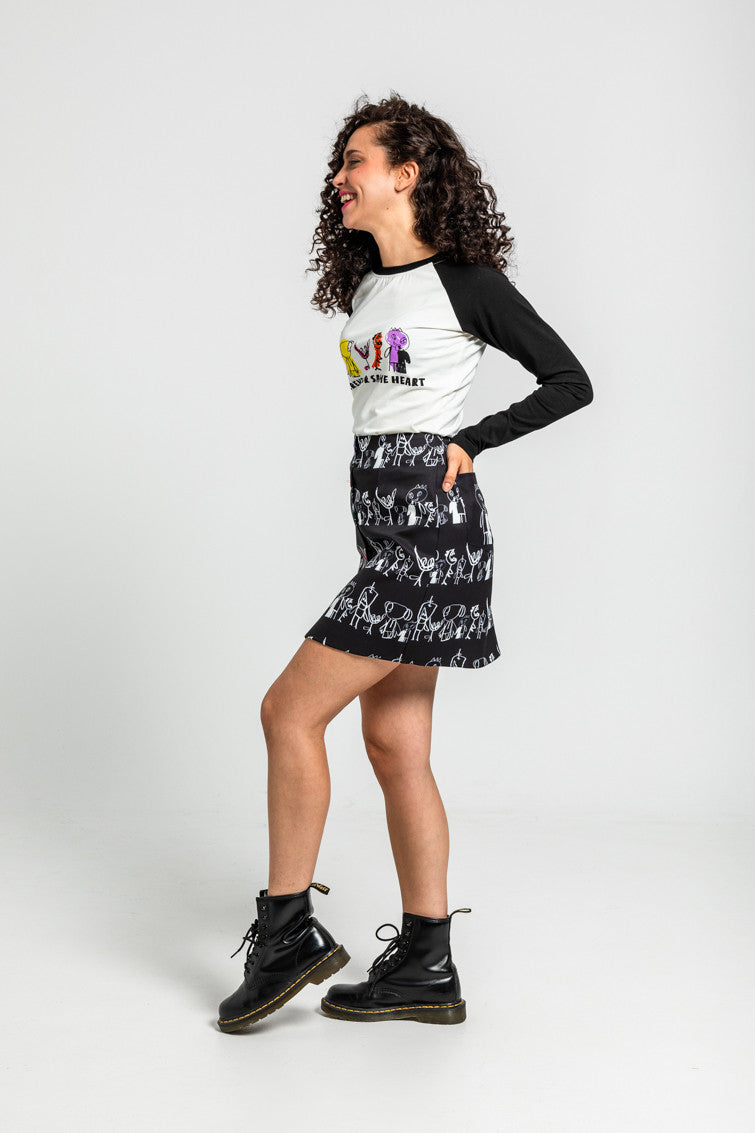 CAMISETA RANGLAN BLANCA Y NEGRA CON ILUSTRACIONES DE COLORES LOLINA