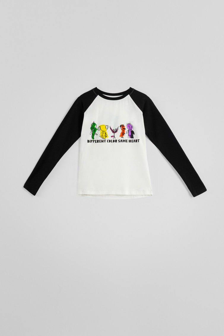CAMISETA RANGLAN BLANCA Y NEGRA CON ILUSTRACIONES DE COLORES LOLINA