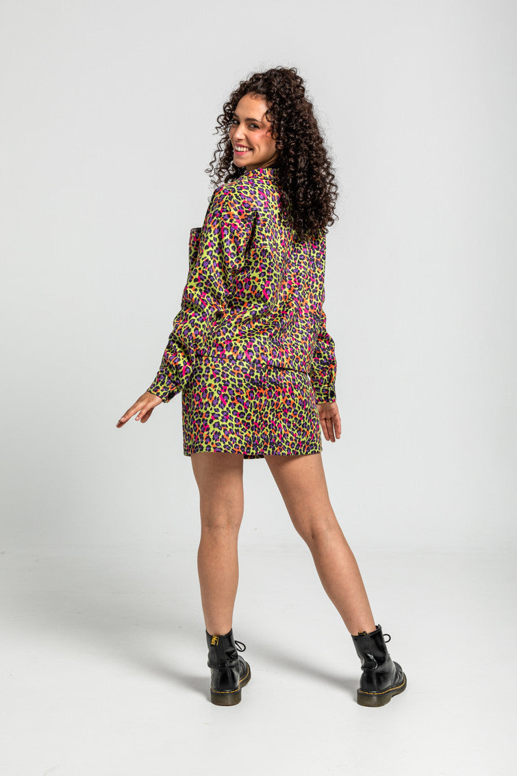 CAZADORA OVER BOLSILLOS SOLAPA DE ESTAMPADO ANIMAL VERDE LOLINA