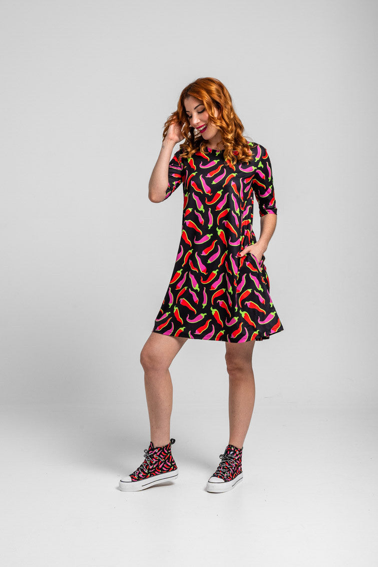 VESTIDO ELÁSTICO NEGRO CON CHILIS ROSAS Y ROJOS PICANTE LOLINA
