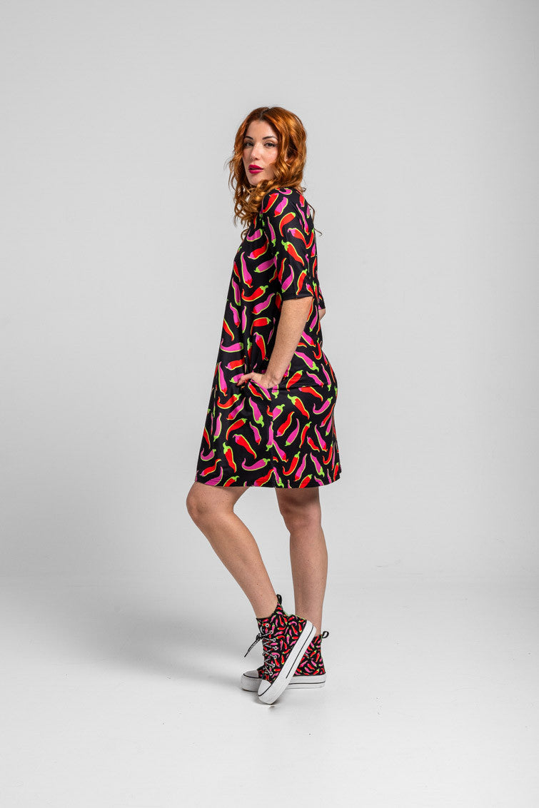 VESTIDO ELÁSTICO NEGRO CON CHILIS ROSAS Y ROJOS PICANTE LOLINA