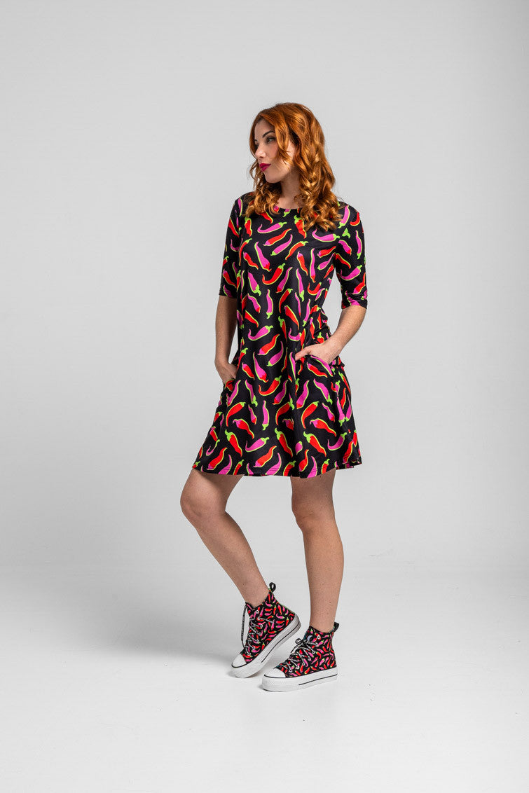 VESTIDO ELÁSTICO NEGRO CON CHILIS ROSAS Y ROJOS PICANTE LOLINA