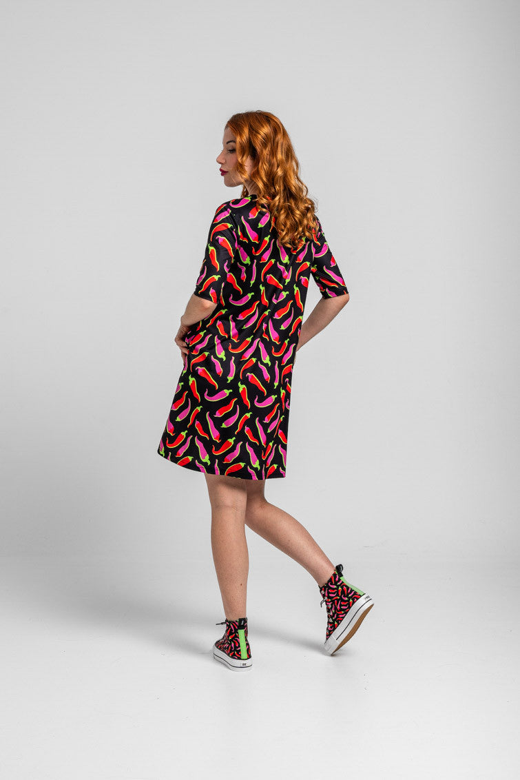 VESTIDO ELÁSTICO NEGRO CON CHILIS ROSAS Y ROJOS PICANTE LOLINA