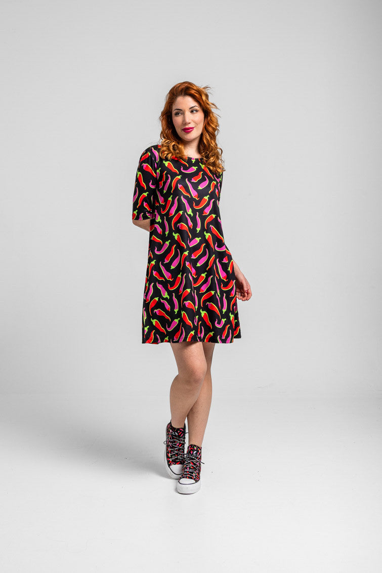 VESTIDO ELÁSTICO NEGRO CON CHILIS ROSAS Y ROJOS PICANTE LOLINA